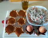 Foto del paso 1 de la receta: Cestitas de gulas con gambas, con huevos y ensalada