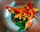 A picture of step 3 of Som Tam / Thai Green Papaya Salad.