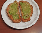 Foto del paso 1 de la receta: Tostadas con aguacate, queso fresco al ajo y perejil