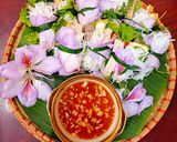Hình bước làm 3 của món Món cuốn hành trần Thủy Nguyên với hoa ban tím