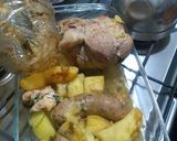 Foto del paso 3 de la receta: Bondiolita de chancho con chori papas a la bolsa de ajo, cebolla