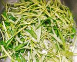 Hình bước làm 1 của món Rau muống xào chao