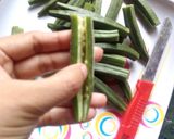 A picture of step 1 of Bharwa Bhindi.