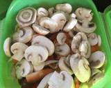 Foto del paso 1 de la receta: Lubina a la lekue hecha en microondas con verduras 🍄🌶🥒🥕