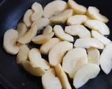 Hình bước làm 2 của món Bánh Táo không cần lò nướng 🍎