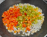 Foto del paso 4 de la receta: Noodles de arroz con salsa de tomate casera y panceta