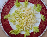 Foto del paso 1 de la receta: Ensalada de apio, nueces, pasas rubias y queso azul + agua de apio 💧 (receta de aprovechamiento)