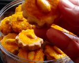 Gambar langkah 5 resipi Biskut Mazola / Biskut Kacang.