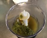 Une image de l'étape 2 de Sauce salade au pesto de fanes de radis.