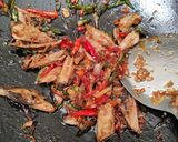 Foto langkah ke 4 dari resep Tongkol Tumis Cabe Bawang.