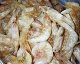 A picture of step 1 of Dried prawns chutney.