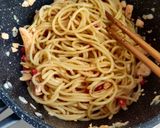 Foto langkah ke 4 dari resep Spaghetti Aglio e Olio with Salmon.