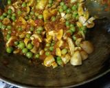 A picture of step 5 of Mushroom Matar curry.