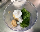 Une image de l'étape 2 de Sauce salade à la moutarde, noisette, abricot et persil.