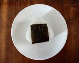 Hình bước làm 3 của món Onigiri bằng khuôn cho bé tập làm cơm nắm