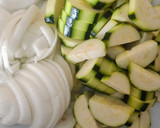 Foto del paso 1 de la receta: Conejo guisado al ajillo con calabacín