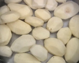 Foto del paso 1 de la receta: Brazo de patatas con langostinos