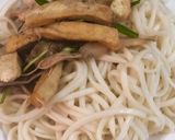 Hình bước làm 4 của món Mì udon trộn nấm