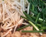 A picture of step 7 of Stir-fried Bean Sprouts and Prawns with Salt and Garlic.