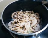 รูปขั้นตอนการทำที่ 2 ของ ซุปเห็ดแชมปิญอง Mushroom Cream Soup