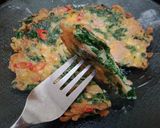 Foto langkah ke 4 dari resep Omelet Bayam Sosis.