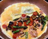 Foto del paso 3 de la receta: Tortilla de setas, espárragos, cherry y alistados
