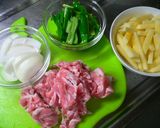 A picture of step 1 of Stir-Fried Pork and Potato with Ketchup Sauce.