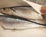 A picture of step 3 of Foolproof Salt-Grilled Pacific Saury in a Frying Pan.