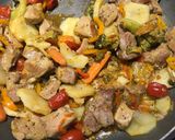 Foto del paso 3 de la receta: Cerdo con mini verduras y papa al sartén