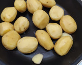 Foto langkah ke 3 dari resep Baby Potato Panggang (Teflon).