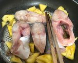 Hình bước làm 1 của món Cá ba sa kho thơm cay