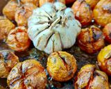 Foto del paso 1 de la receta: Berenjena y tomate asado con burrata y pesto de hierbabuena con nueces