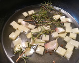 Foto del paso 1 de la receta: Higado encebollado con patatas confitadas al romero