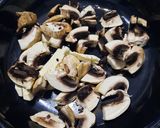 Foto del paso 1 de la receta: Fideos verdes con champiñones y hongos de pino