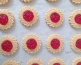 Foto langkah ke 5 dari resep Strawberry Butter Cookies.
