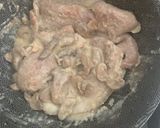 Foto del paso 2 de la receta: Chuletas de cerdo 🐖 en salsa de coco 🥥 con champiñones