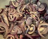 Foto del passaggio 1 della ricetta Cipolle caramellate rosa