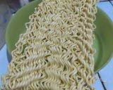 Foto langkah ke 1 dari resep Mie telur goreng simple.
