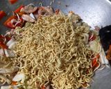 Foto langkah ke 5 dari resep Mie Goreng.