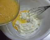 A picture of step 6 of Cheesecake Muffins.