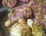 Foto del paso 1 de la receta: Bondiola y pollo al horno con papas y boniatos