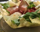 Foto del passaggio 8 della ricetta Cialde di Parmigiano con pere al vino bianco, gorgonzola e speck