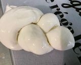 Une image de l'étape 7 de Salade composée de melon à la mortadelle, feta, mozzarella tressée, origan et crème de balsamique.