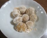 A picture of step 4 of Okara, Oatmeal & Kinako Cookie Balls with Honey.