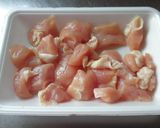A picture of step 1 of Stir-Fried Chicken Breasts in Chili Sauce.