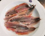 Foto del paso 1 de la receta: Boquerones aliñados en vinagre, con tomate, ajo y perejil