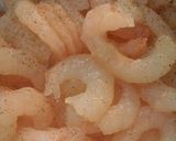 A picture of step 1 of Stir-fried Bean Sprouts and Prawns with Salt and Garlic.