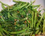Foto langkah ke 2 dari resep Tumis Kangkung Terasi Warung Sunda.