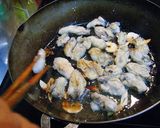A picture of step 3 of Pan-Fried Crispy Oysters with Garlic.