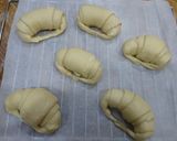 Hình bước làm 2 của món Bánh mì cua nhân phô mai